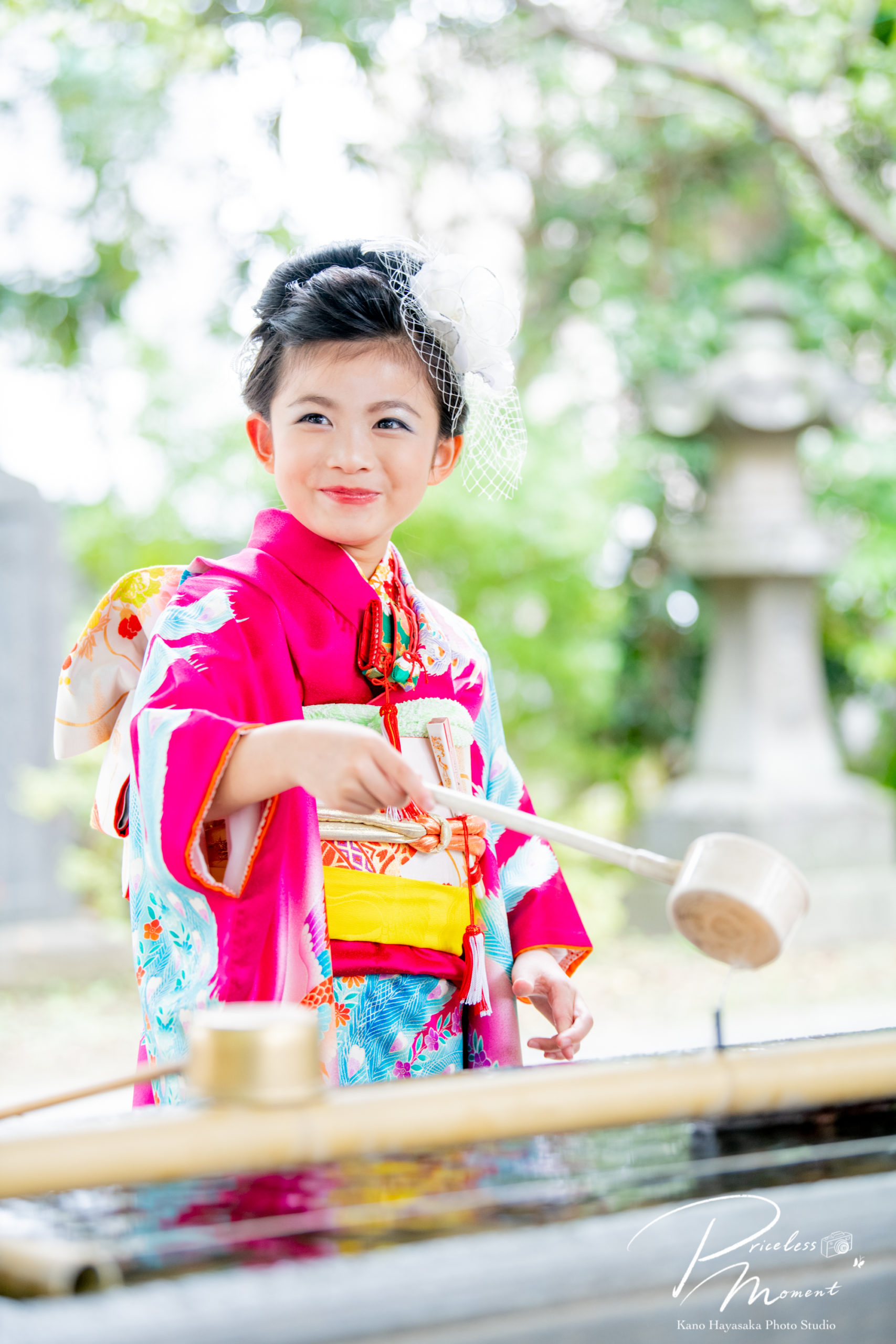 神社の手水舎での七五三の女の子