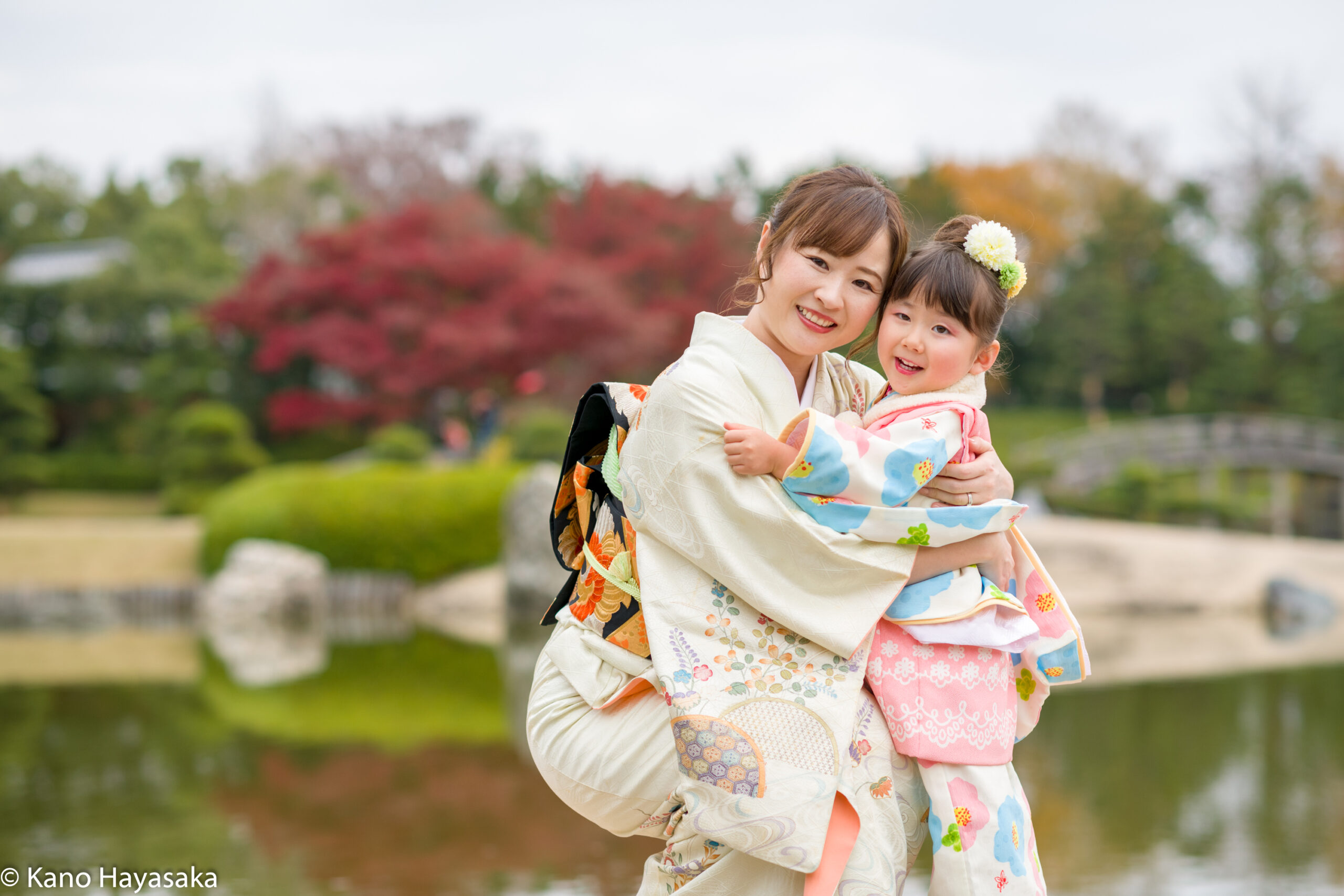 日本庭園の花田苑で七五三の記念撮影をする親子
