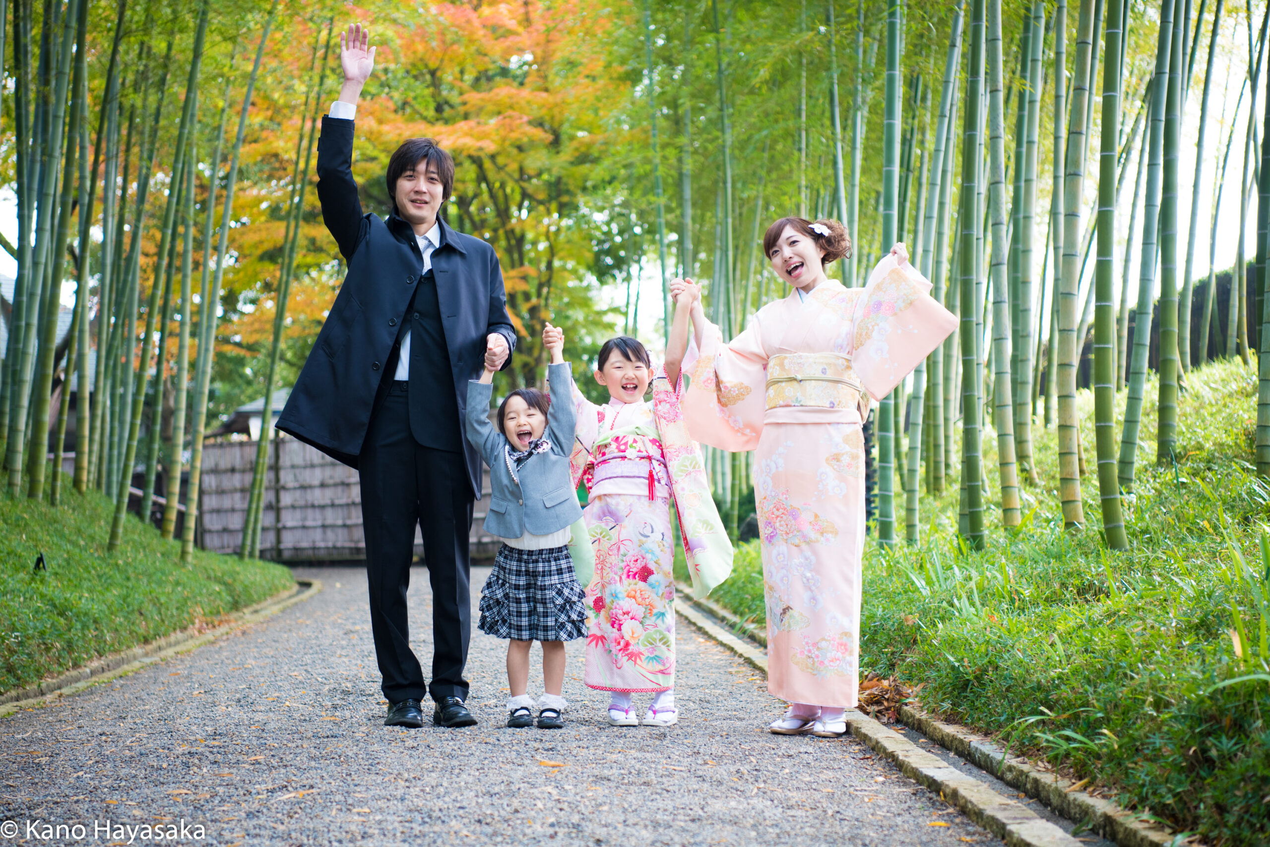花田苑の石畳の園路を歩く七五三の家族