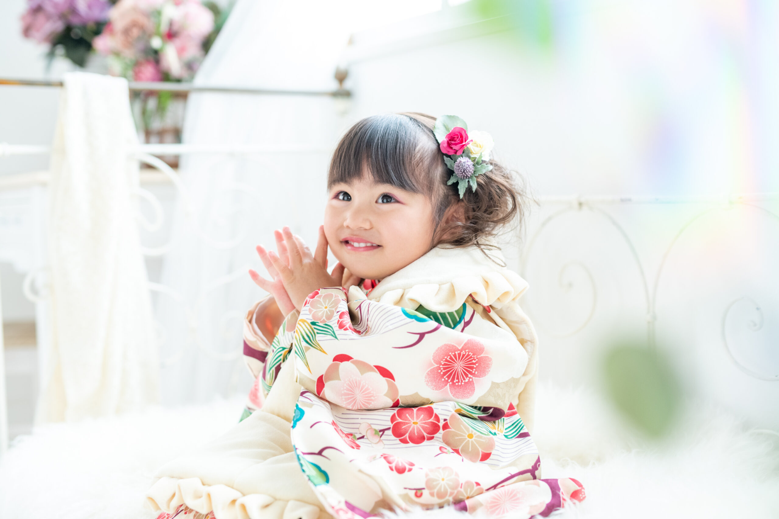 明るいスタジオで七五三の記念撮影をする女の子