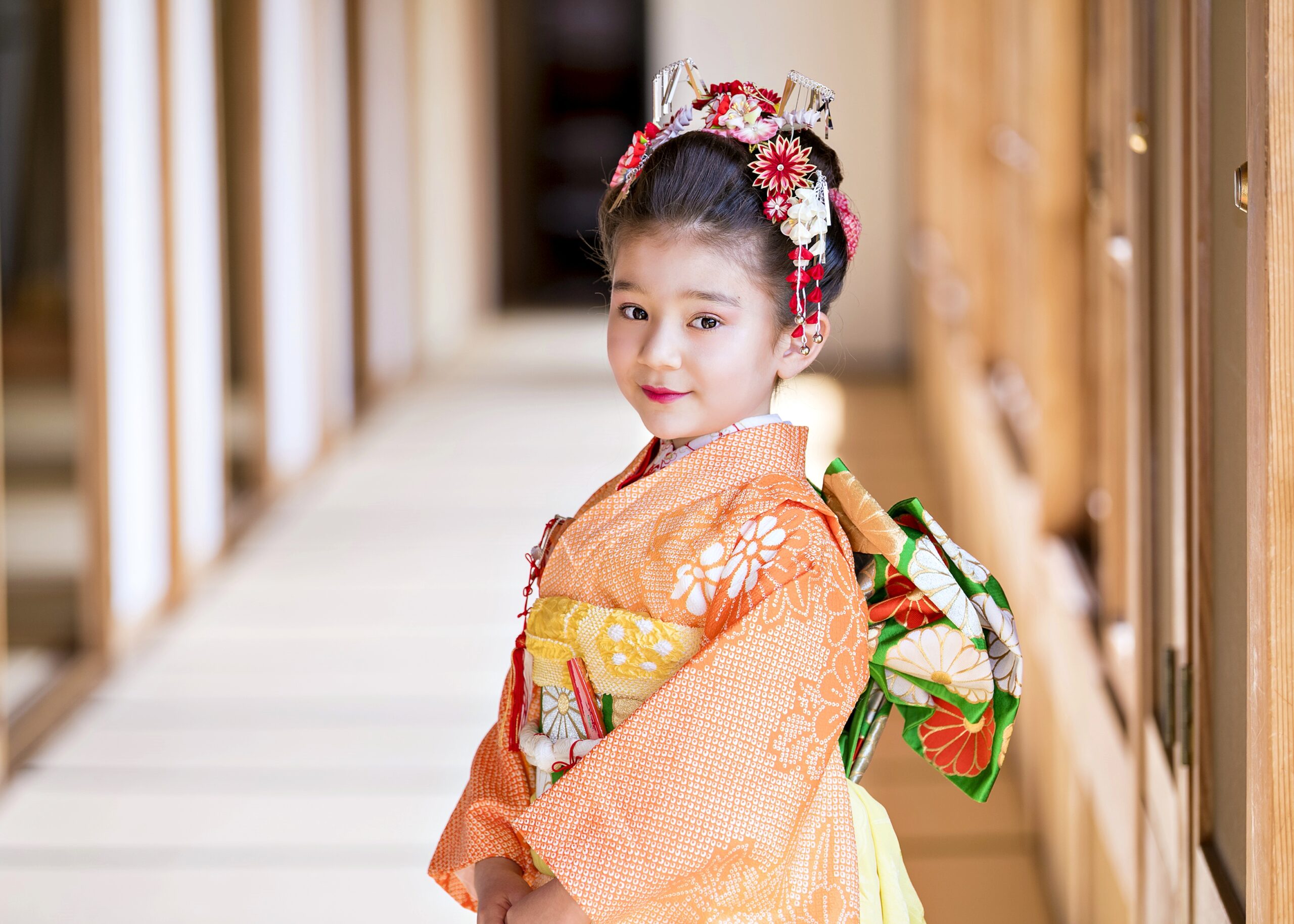 和の空間で佇む七五三の女の子
