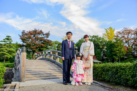 花田苑の橋の前で撮影した七五三の家族写真