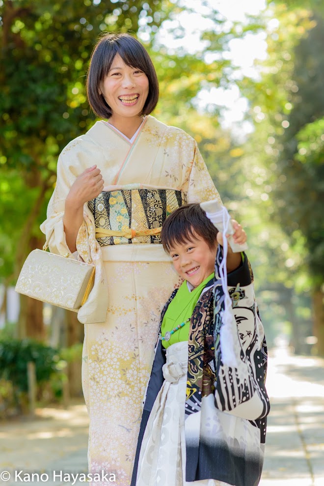 着物姿のママと袴姿の男の子の七五三写真
