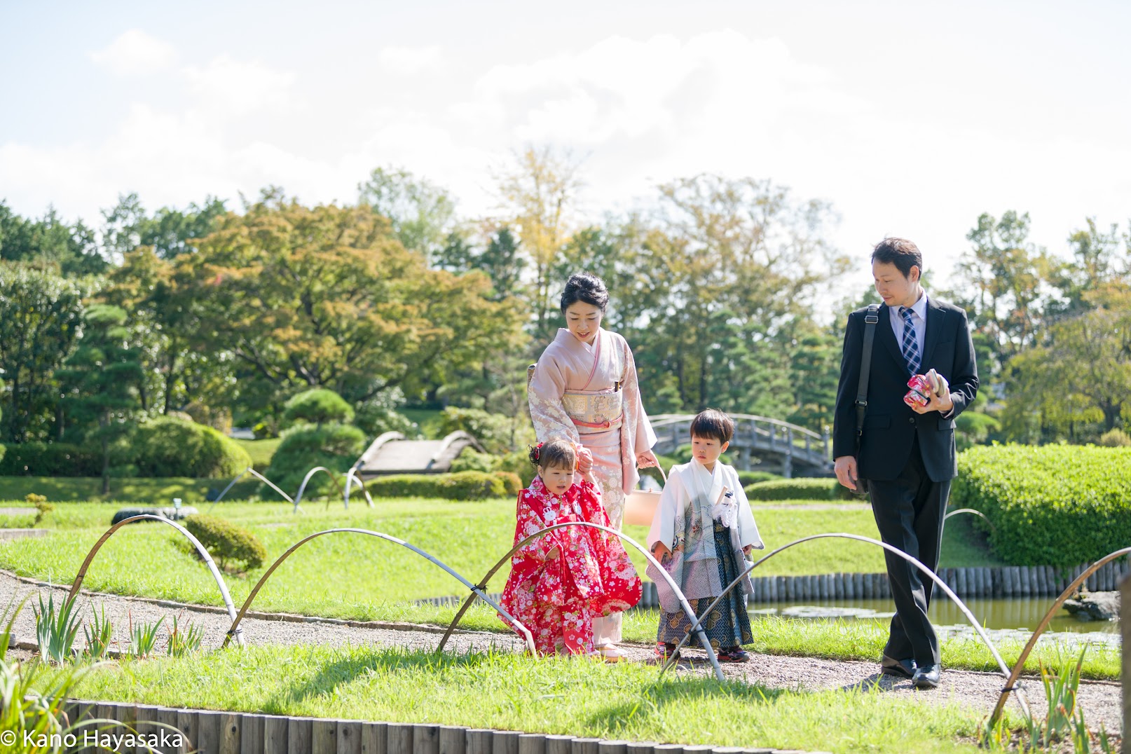 花田苑の広い園内を歩く七五三の家族