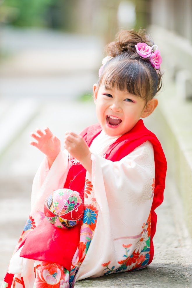 大きく笑う被布姿の3歳の女の子