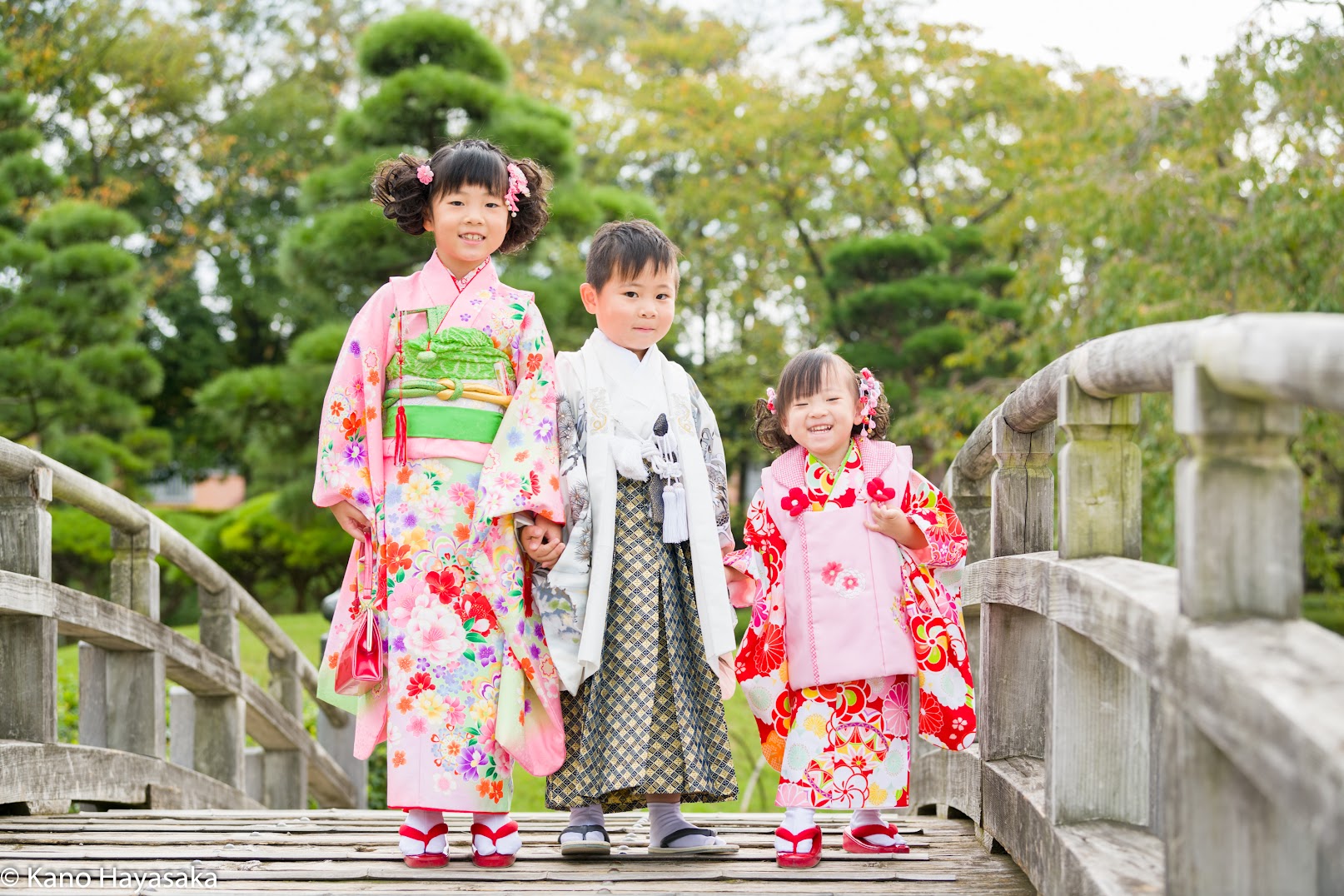 花田苑の橋の上で撮影した七五三のきょうだい写真