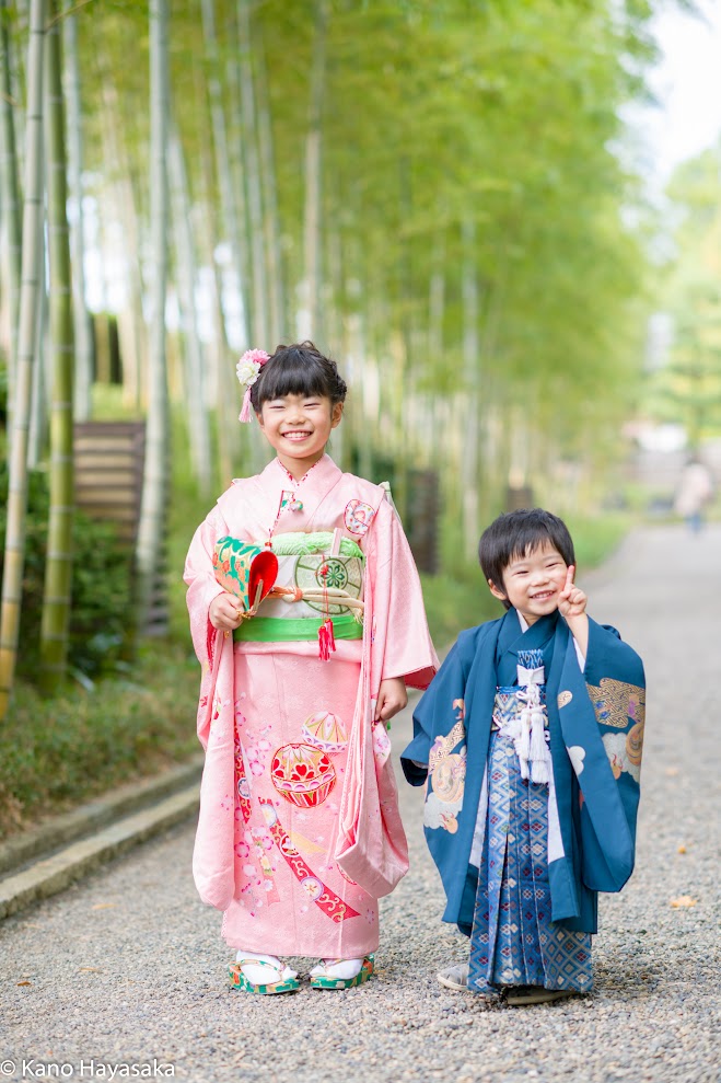 竹林で並ぶ七五三の姉弟