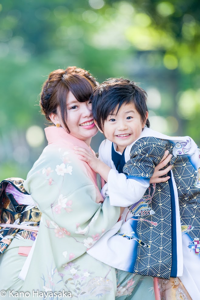 ママに寄り添う七五三の男の子