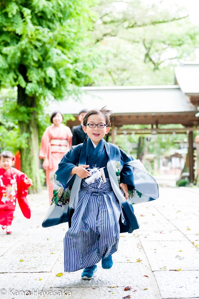 神社の参道を駆ける袴姿の男の子
