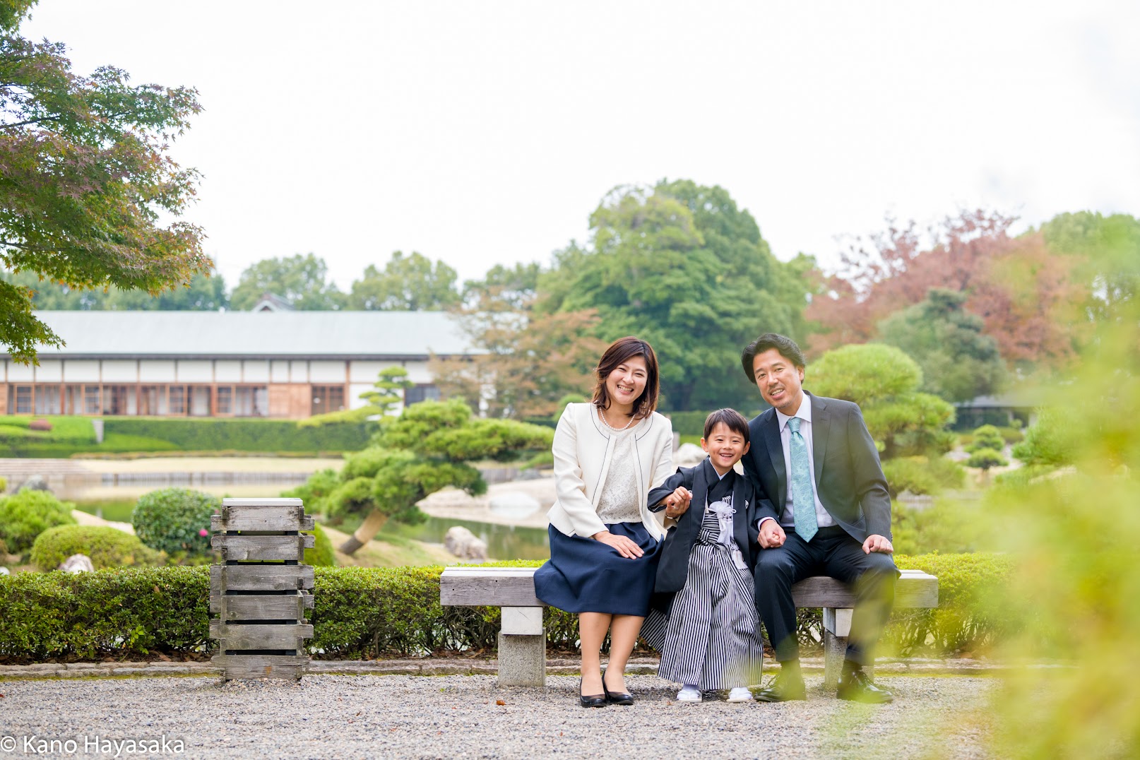 花田苑の建物と池を背景にした七五三の家族写真