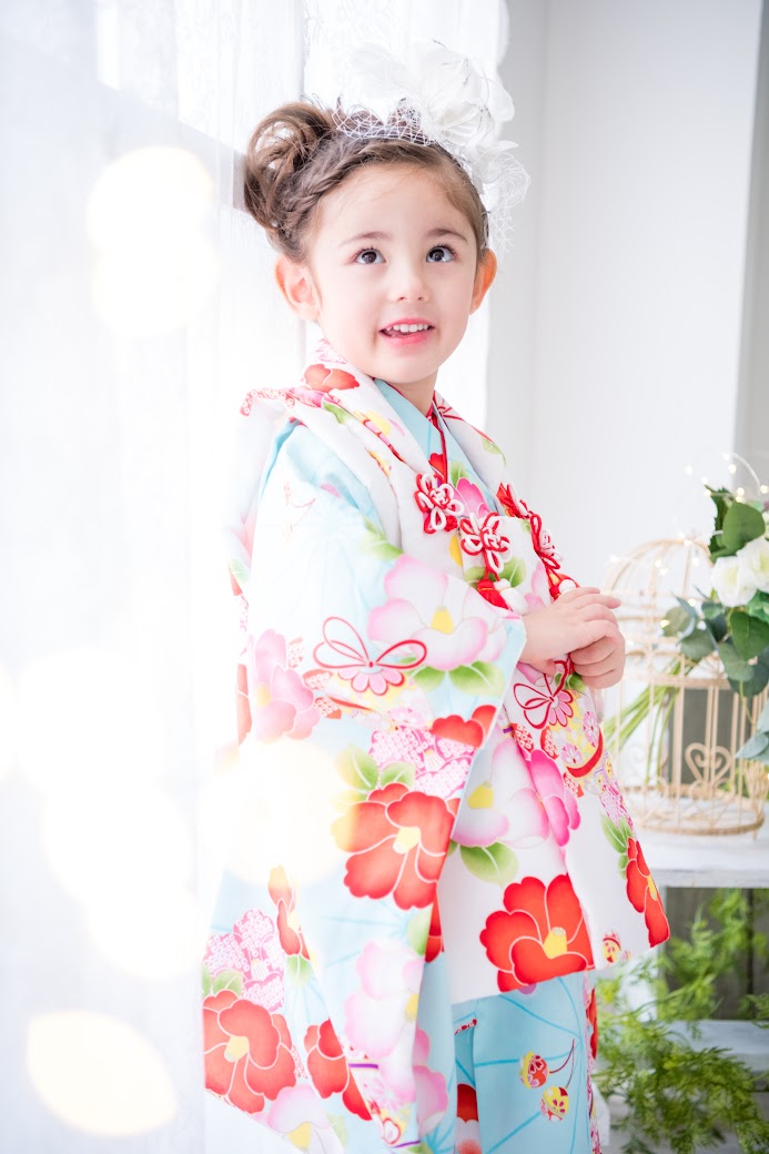スタジオの窓辺に立つ七五三の女の子