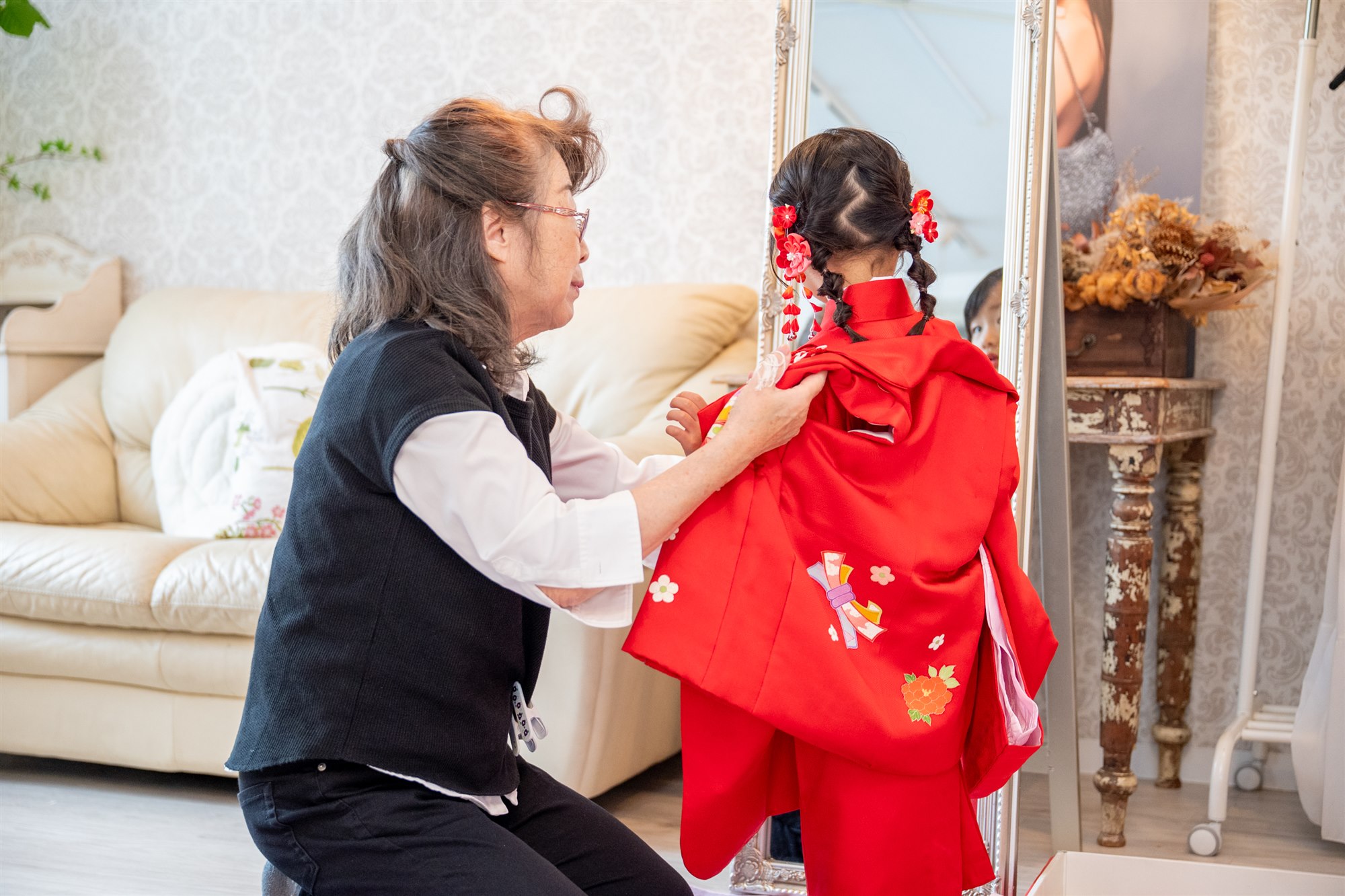 スタジオで七五三の着付けをしてもらう女の子
