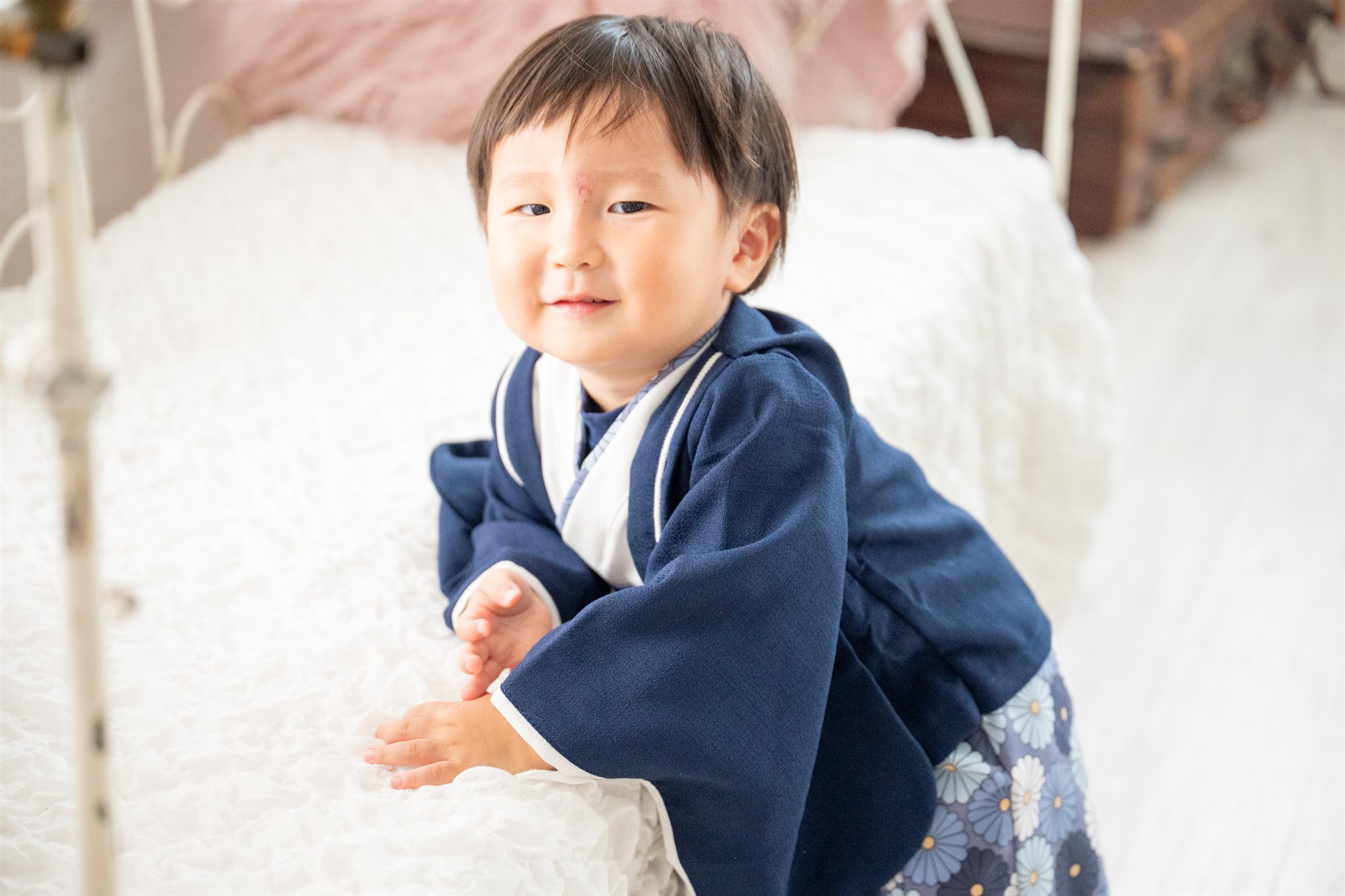 スタジオでにっこり笑う和装の弟くん