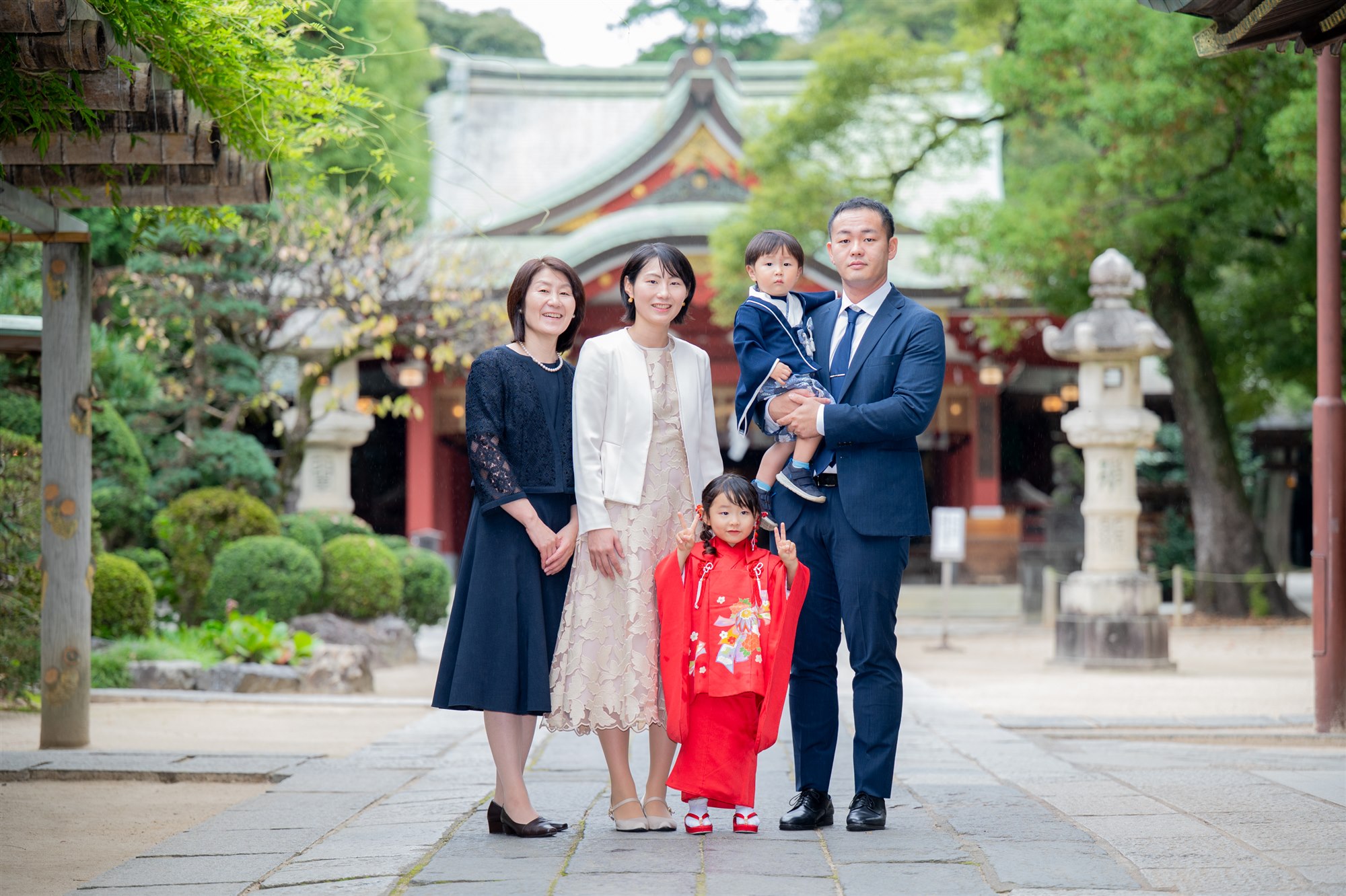 久伊豆神社の社殿を背景にした七五三の家族写真