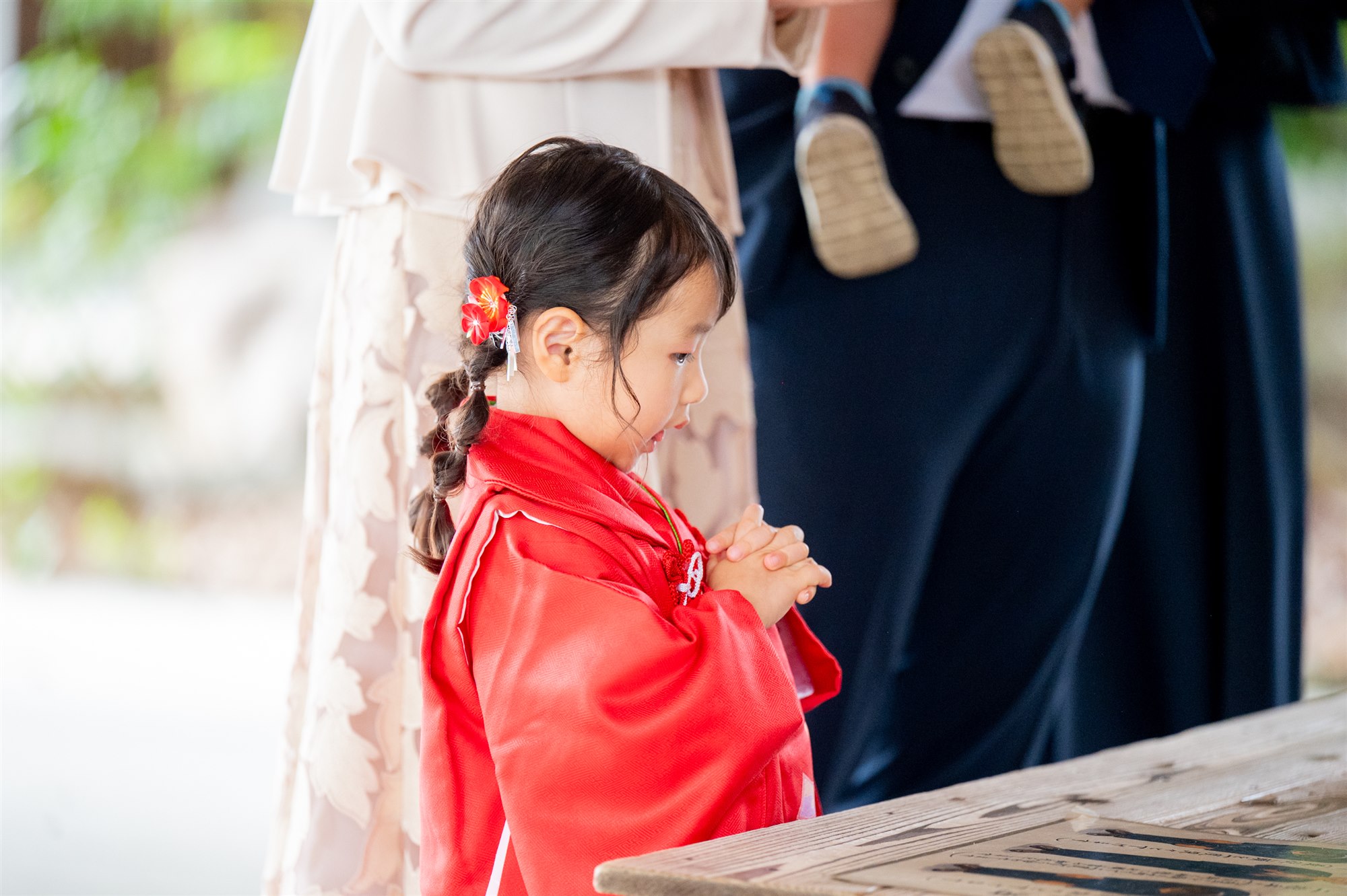 久伊豆神社でお参りをする七五三の女の子