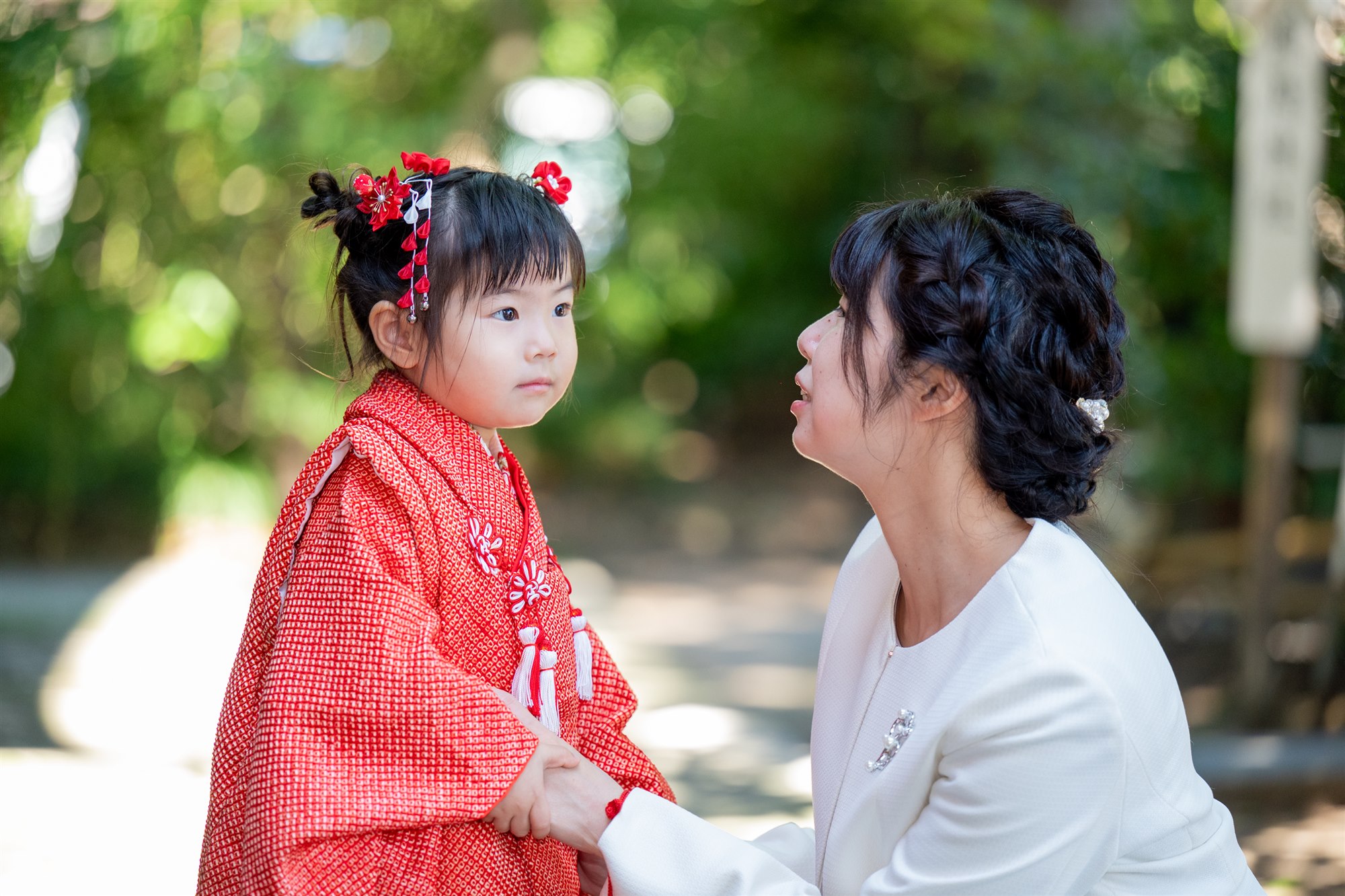 ママと見つめ合う3歳の七五三の女の子