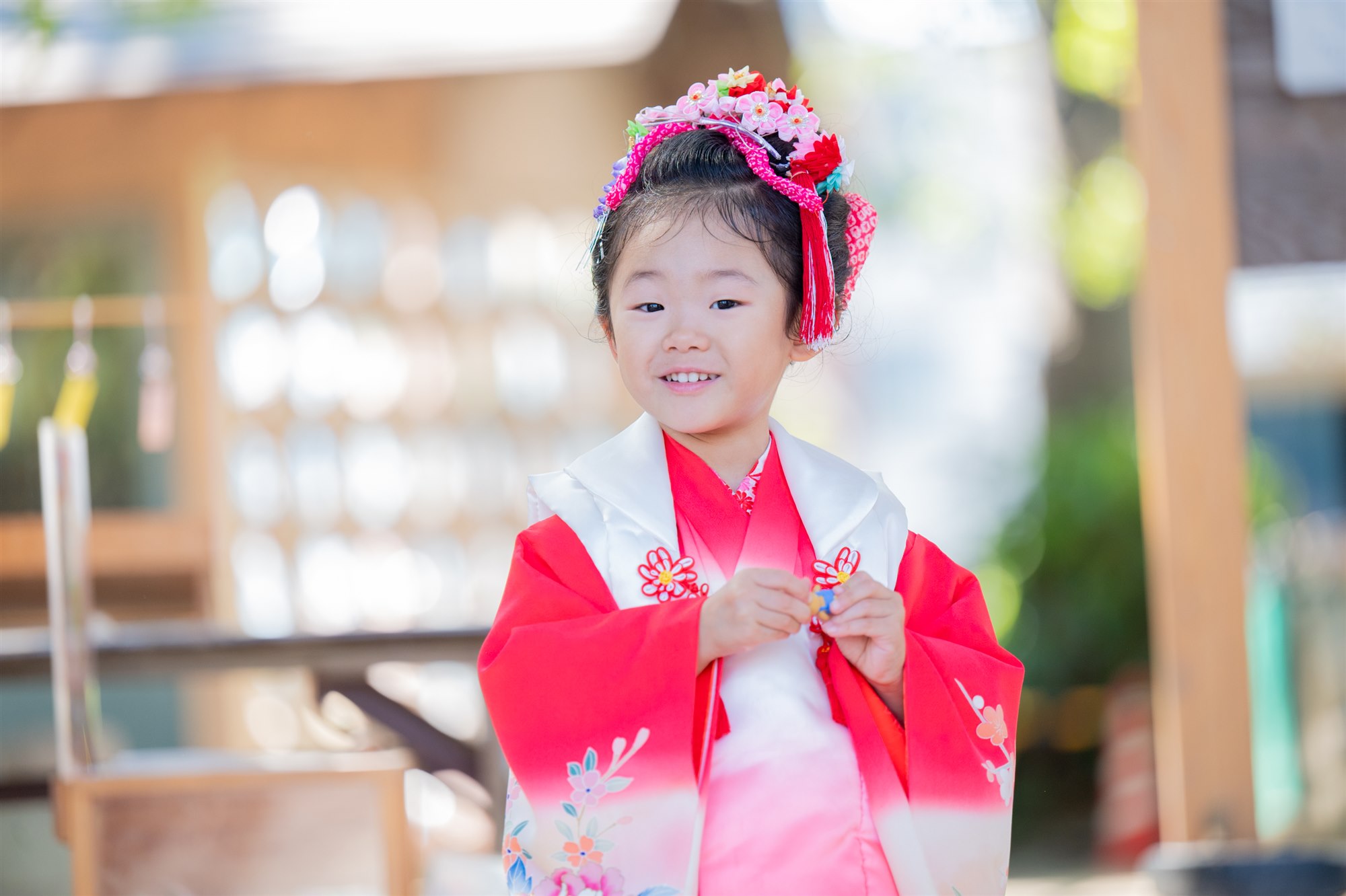 満面の笑顔で立つ3歳の七五三の女の子