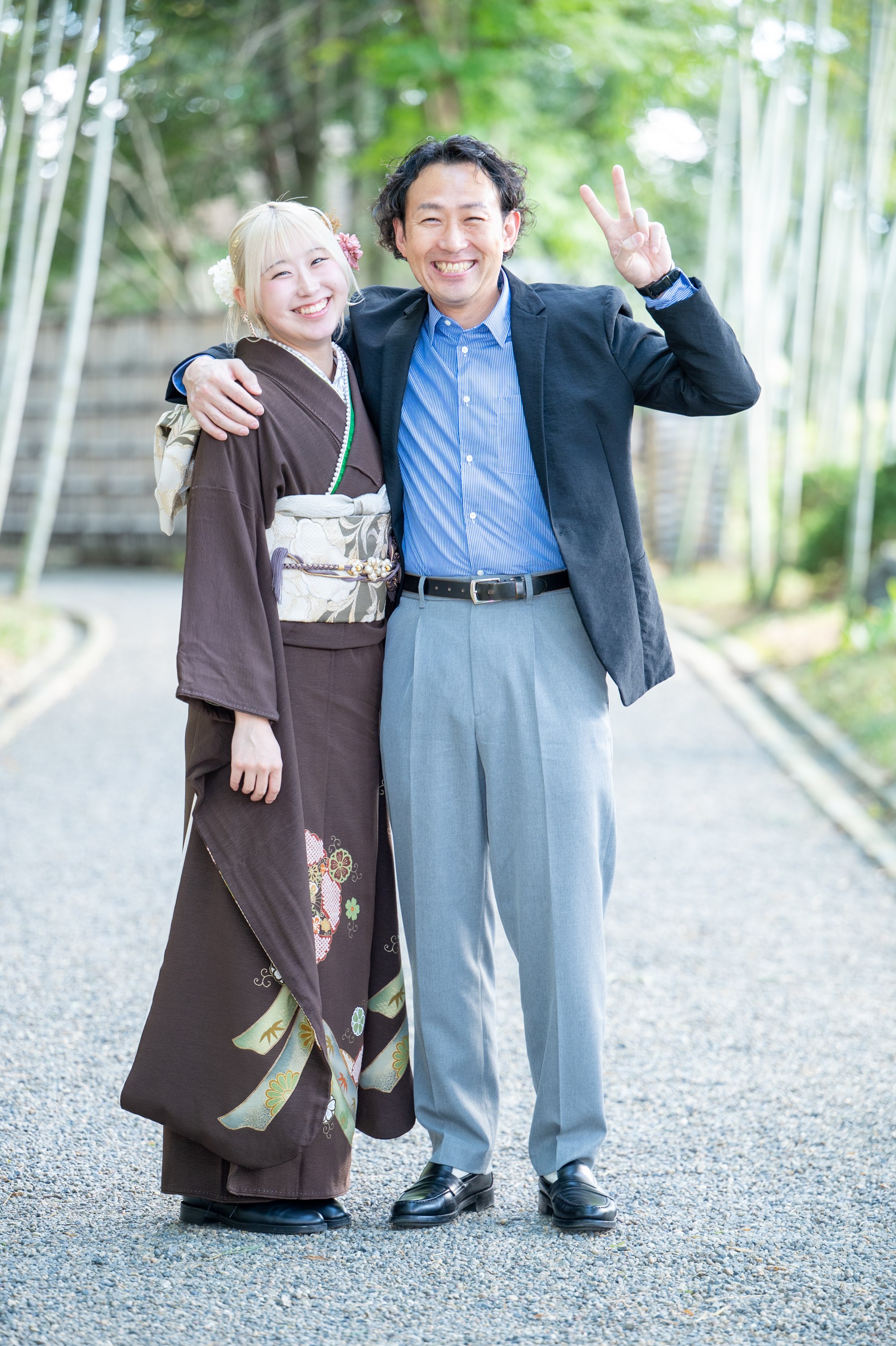 花田苑の竹林で、成人式の振袖姿の娘さんとピースサインで笑うお父さま