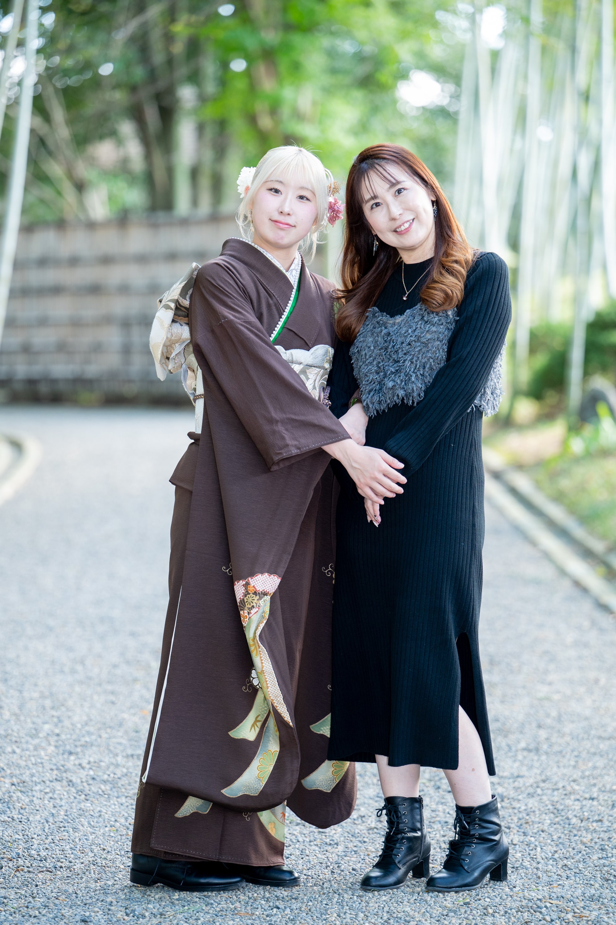 花田苑の竹林で、成人式の振袖姿の娘さんとママの親子ショット