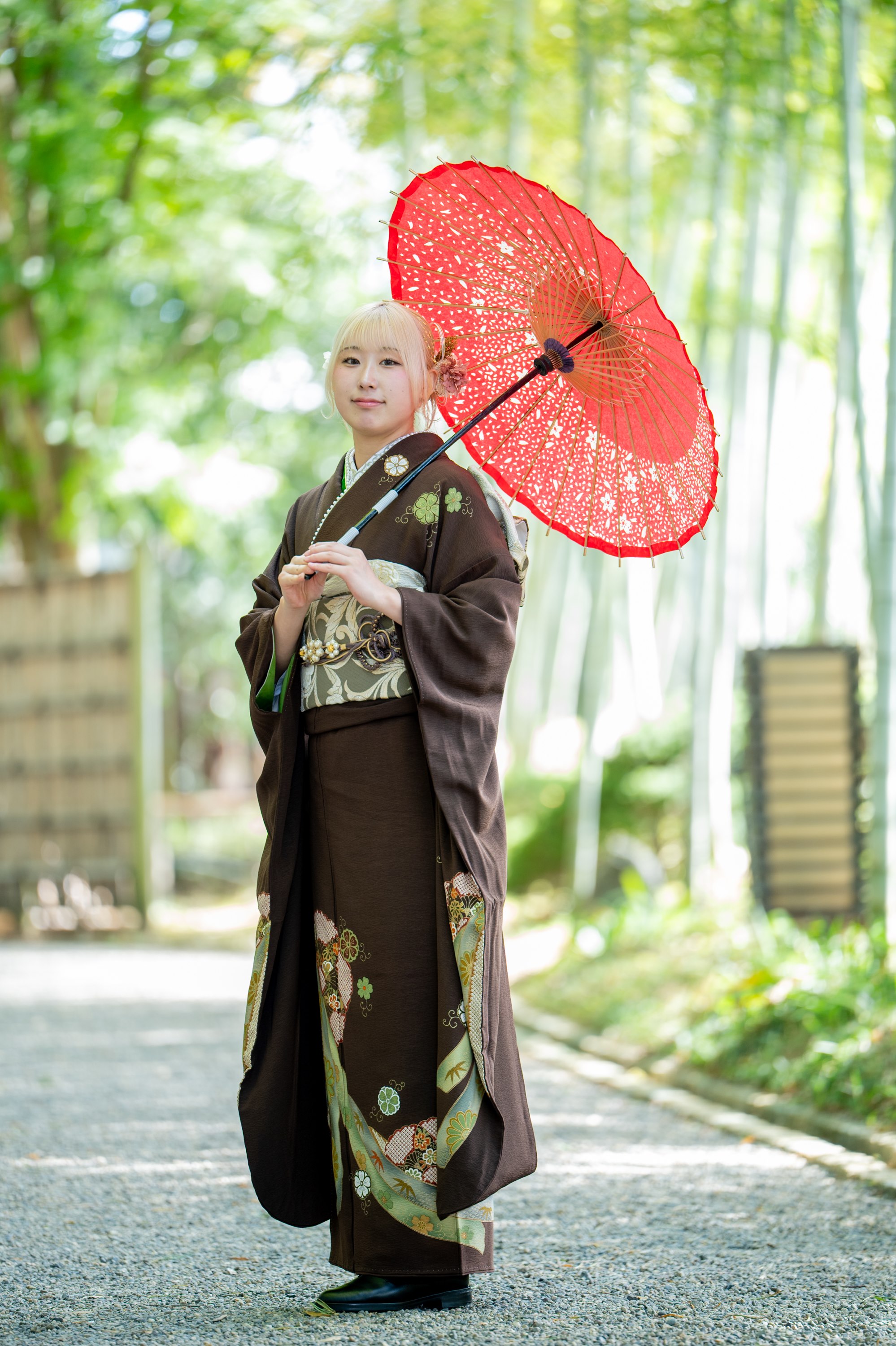 花田苑の竹林の小道で和傘をさす成人式の振袖姿