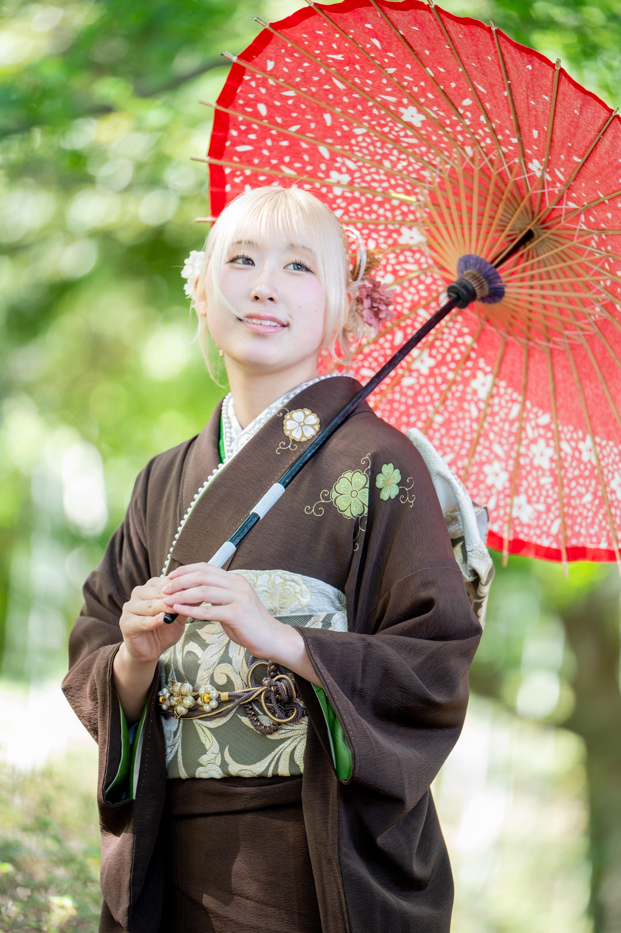 越谷の花田苑で、和傘をさして微笑む成人式の振袖姿の女性