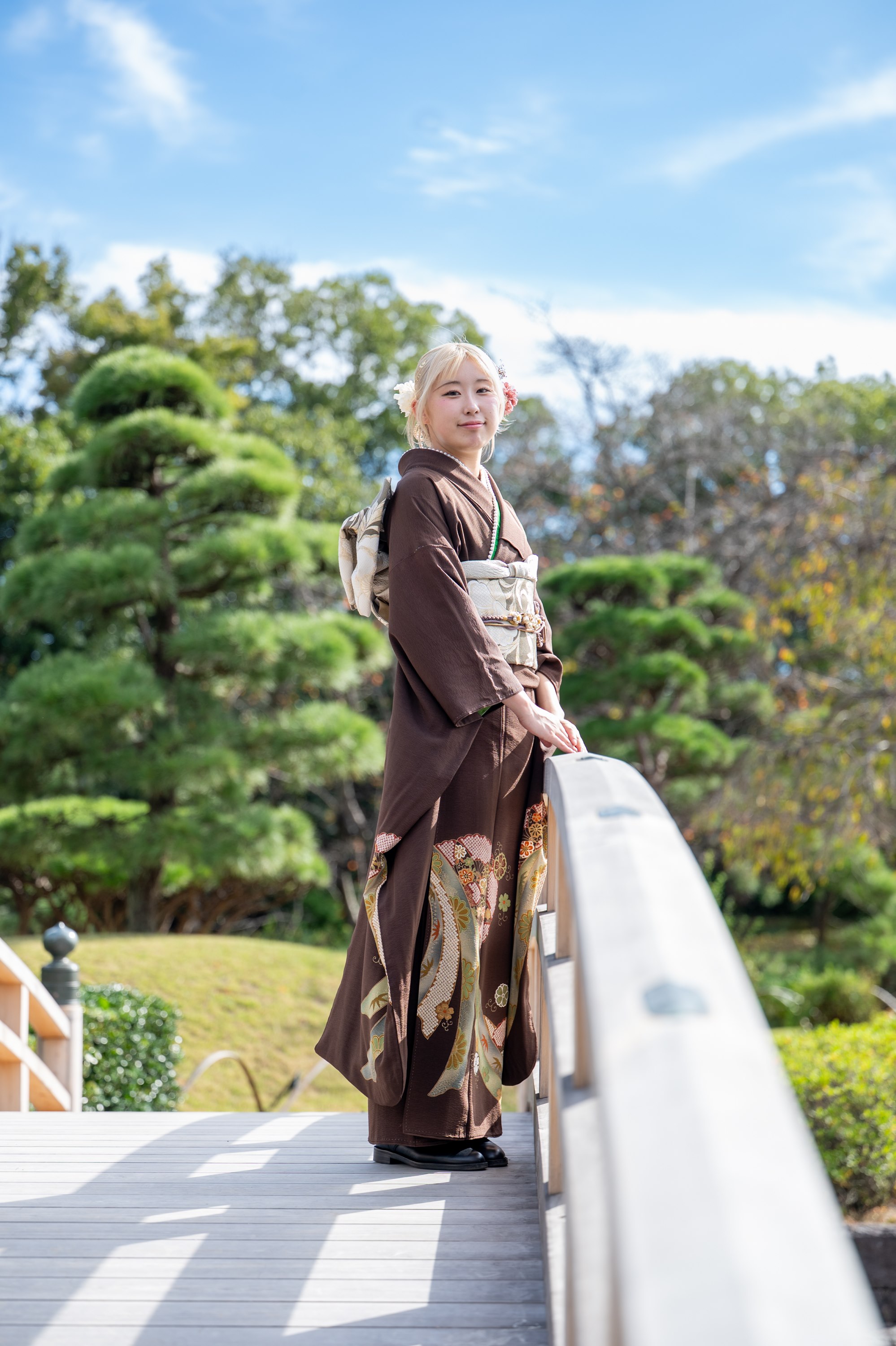 花田苑の日本庭園の橋の上に立つ成人式の振袖姿
