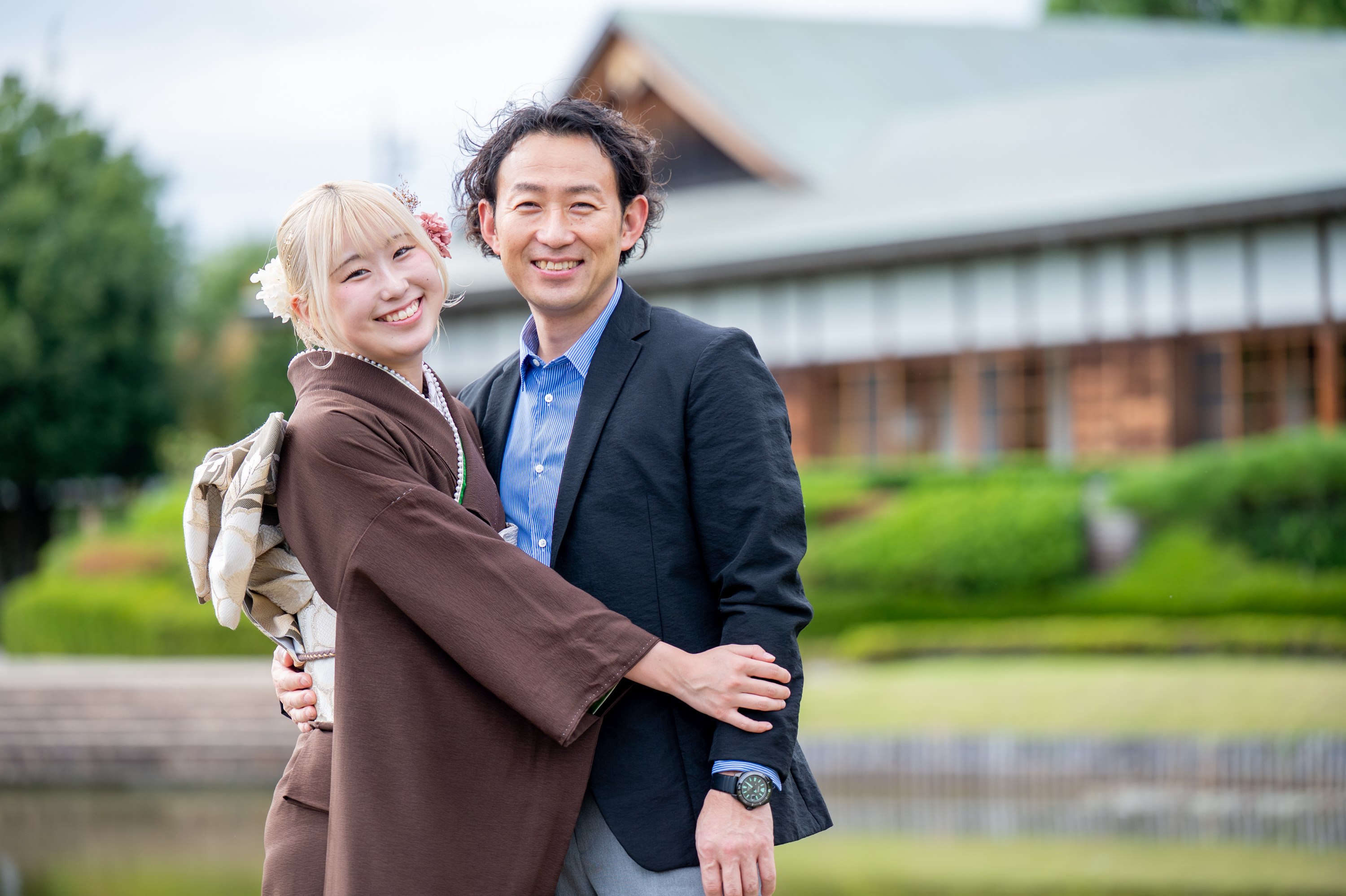 花田苑の庭園で、成人式の振袖姿の娘さんと寄り添うお父さま