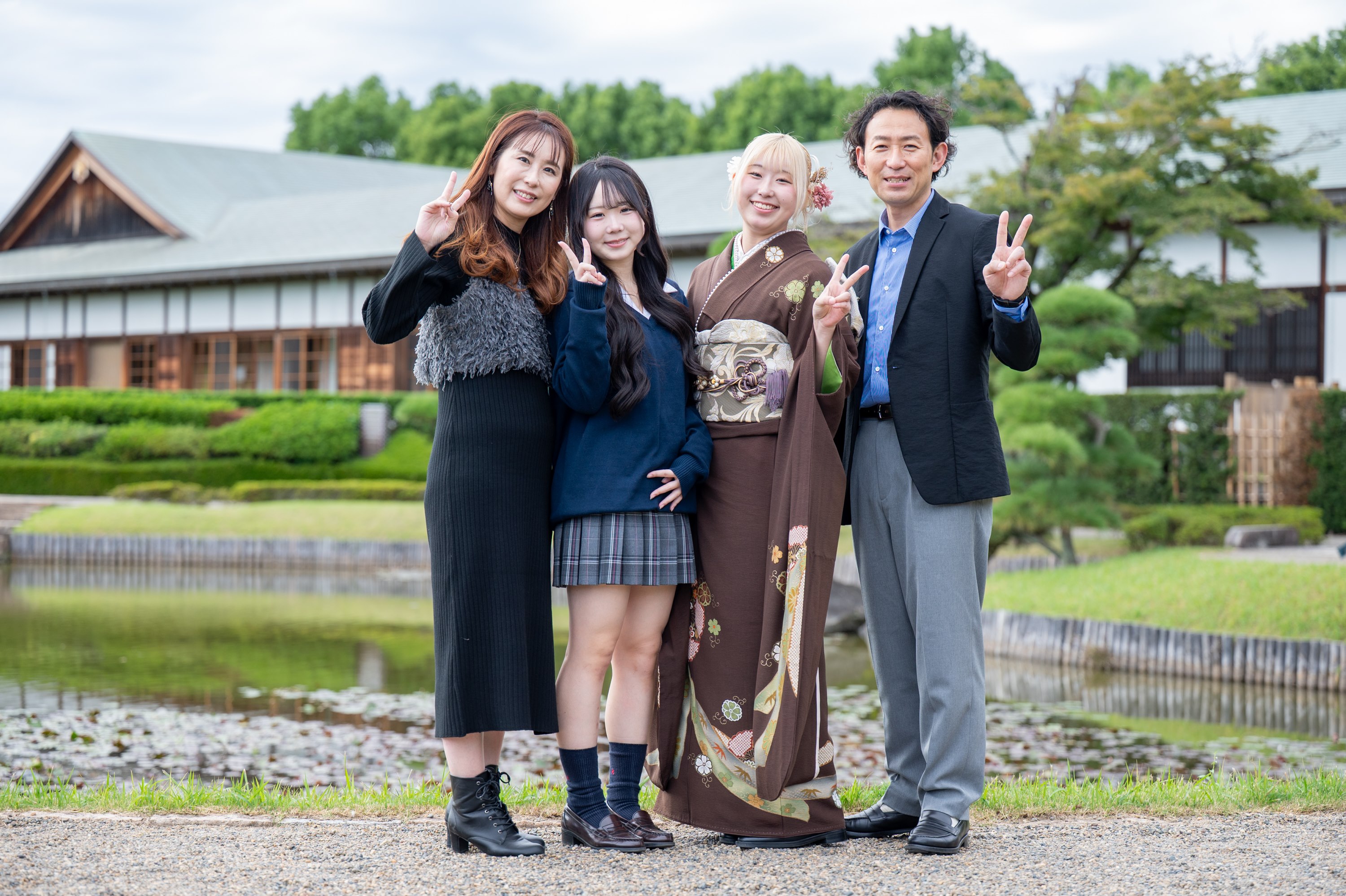 花田苑の池のほとりに並ぶ、成人式のご家族の記念写真