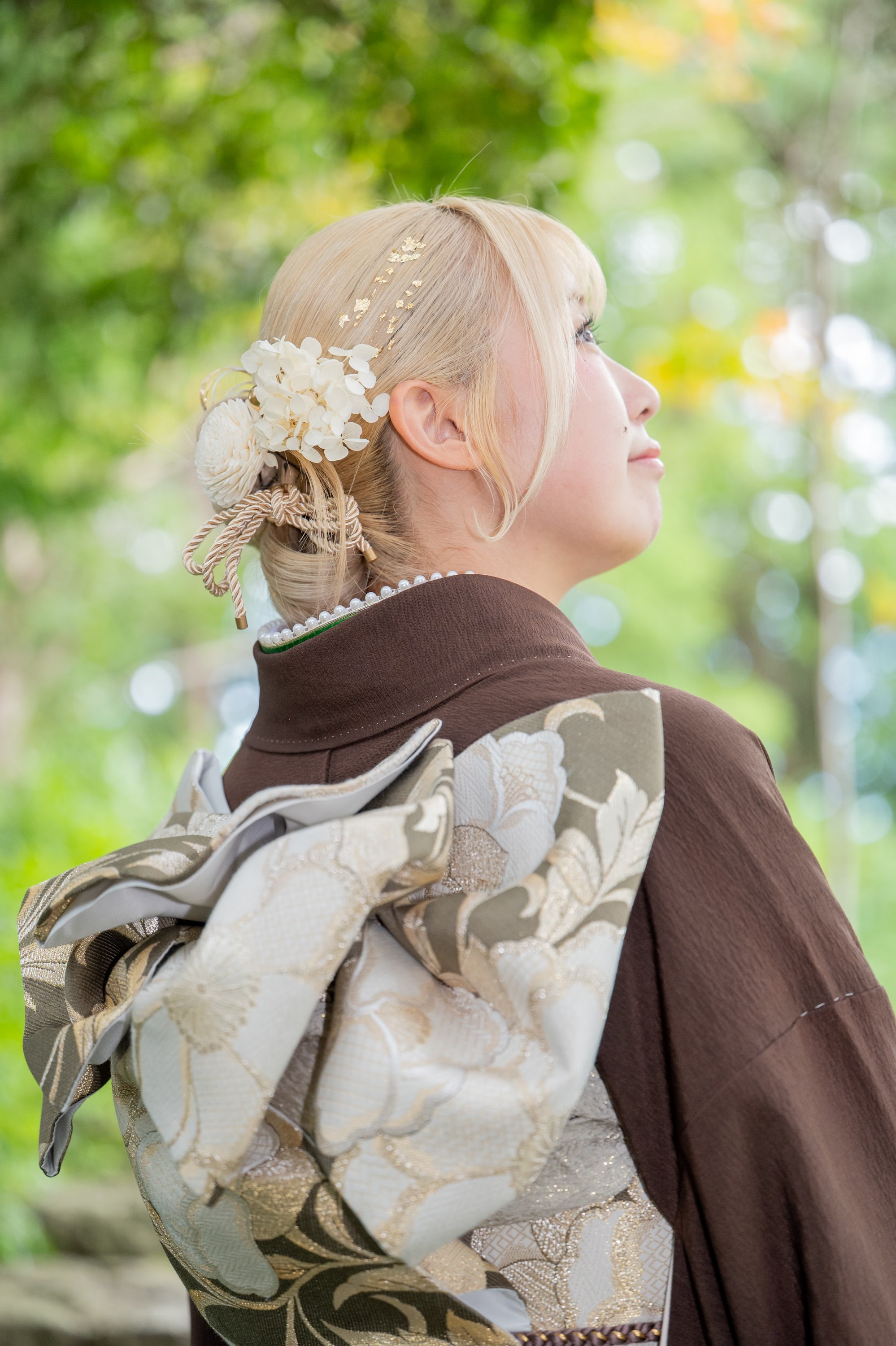 成人式の振袖の帯と髪飾りがきれいな後ろ姿（花田苑）