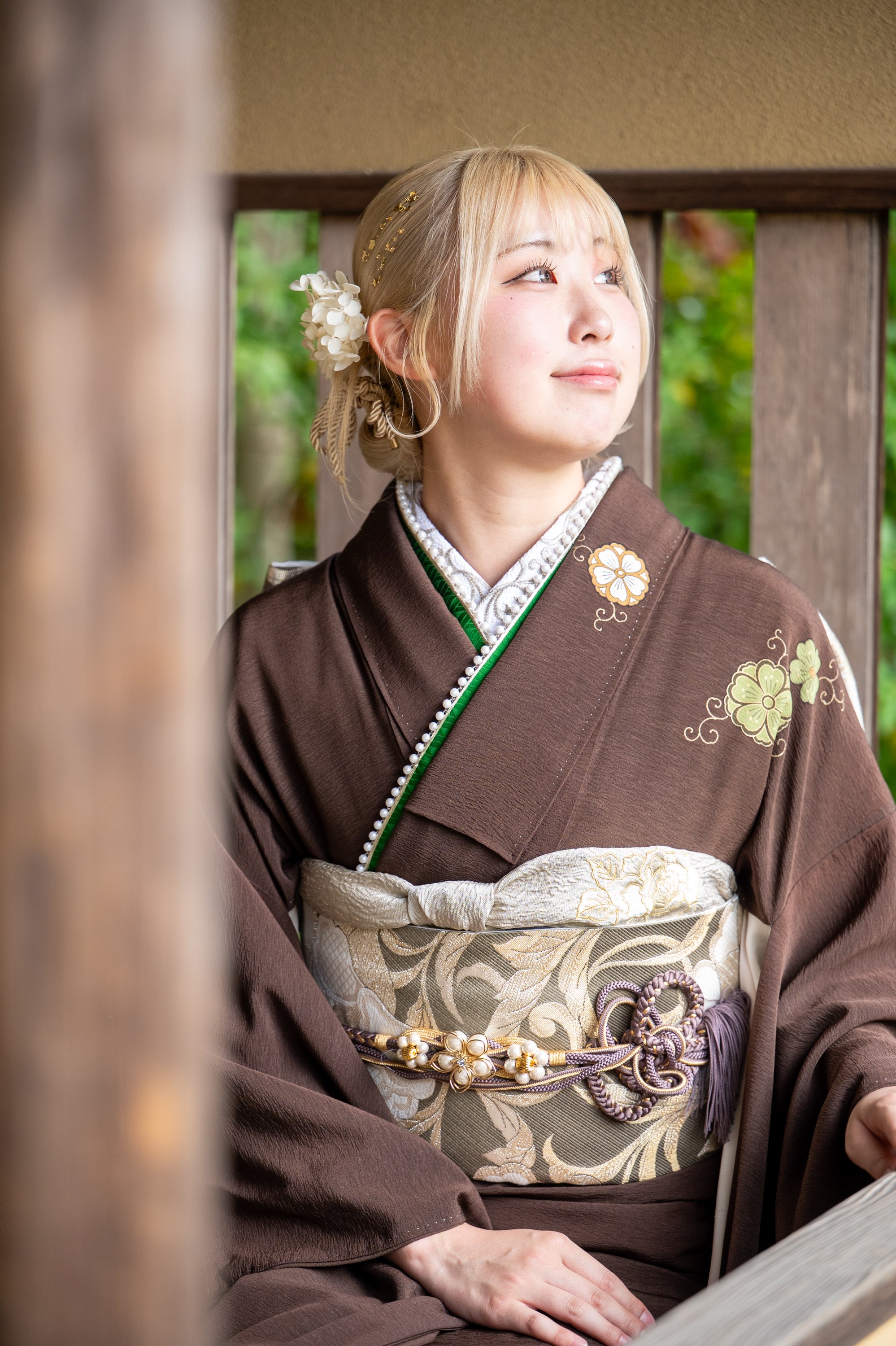 花田苑の東屋で窓の外を見つめる成人式の振袖姿