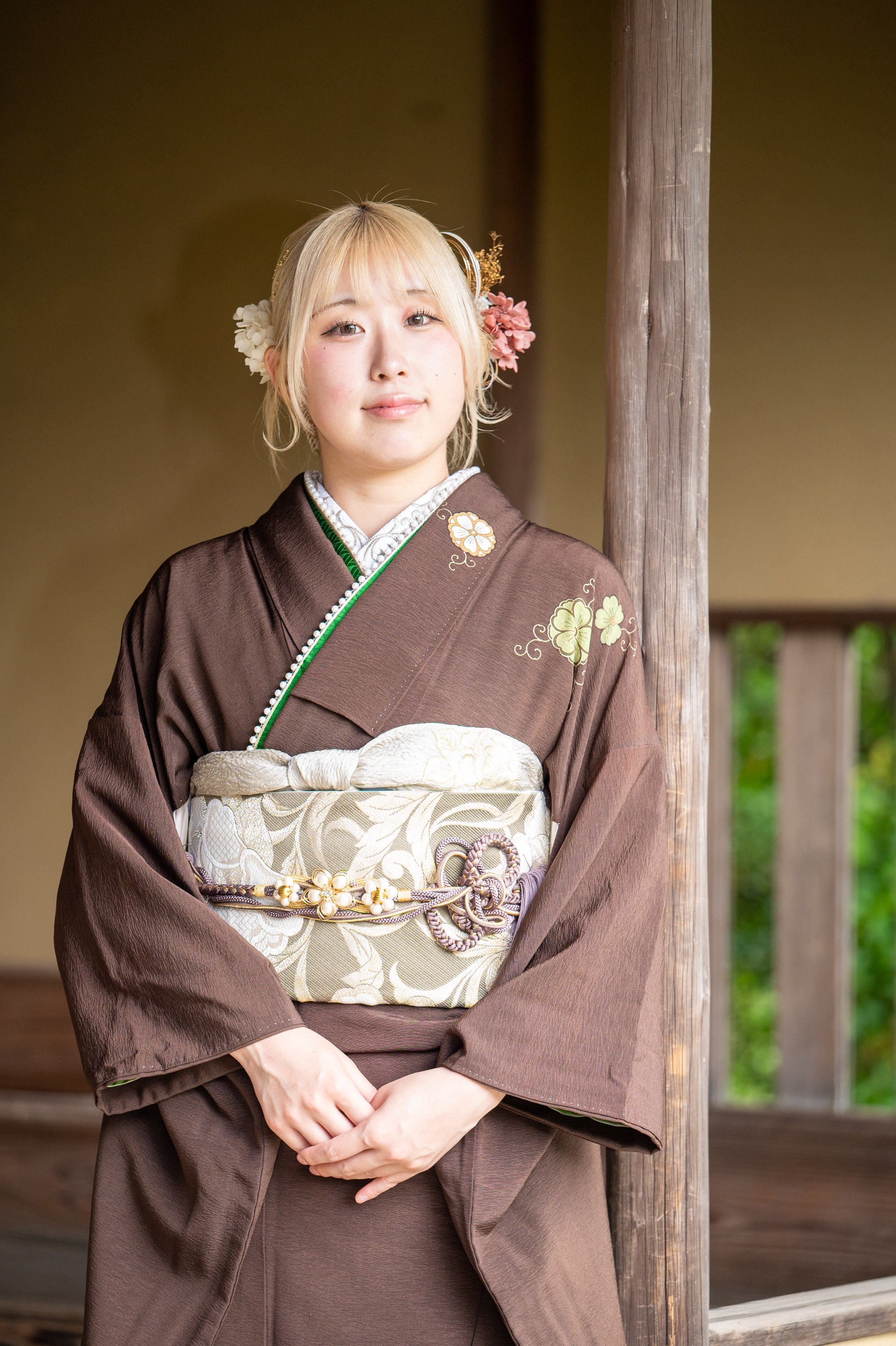 花田苑の東屋で柱のそばに立ち微笑む成人式の振袖姿