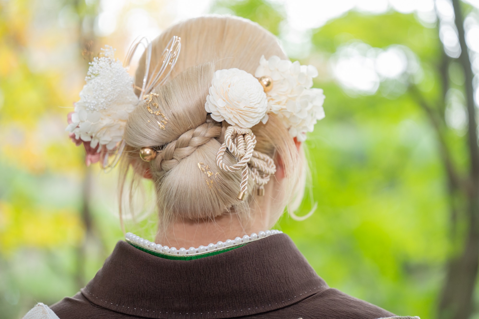 成人式の振袖に合わせた、白いお花と金のアクセントの髪飾りとヘアアレンジ（花田苑）