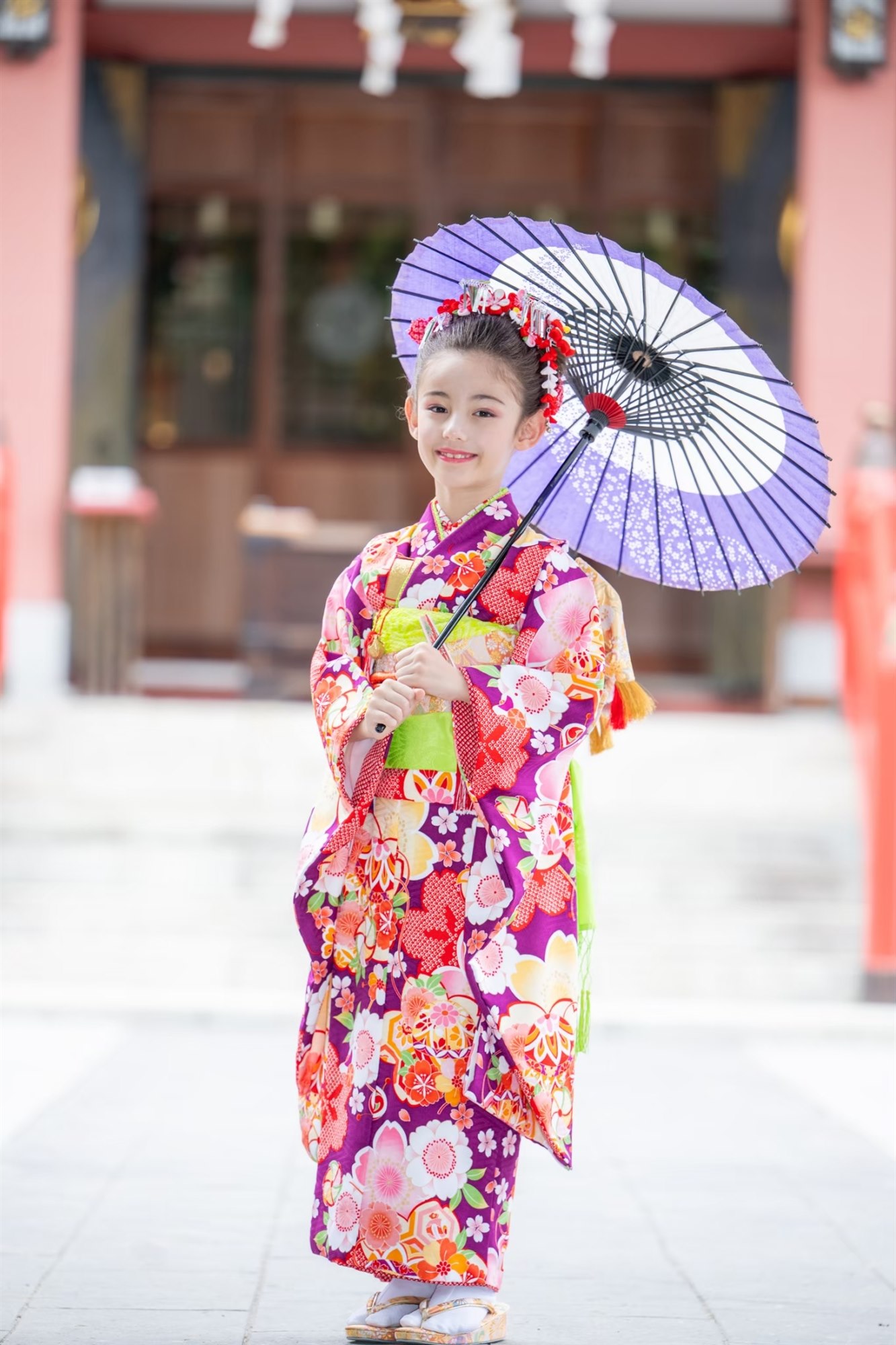 香取神社の参道で和傘を持って立つ7歳の七五三の女の子