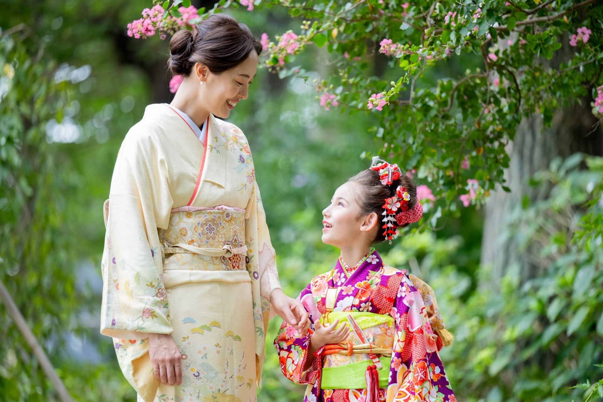 お着物のママと見つめ合う7歳の七五三の女の子